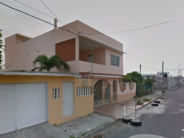 Hermosa casa en venta con 6 habitaciones a 4 mn de playa norte
