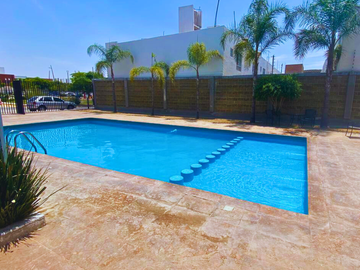 CASA EN VENTA EN FRENTE DE AREA VERDE CASA CLUB CON ALBERCA.
