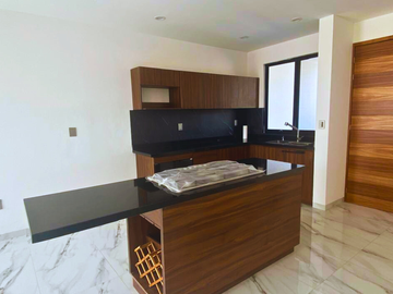 CASA EN VENTA RECAMARA EN PLANTA BAJA TRES RECAMARAS TRES BAÑOS. NUEVA. MAYORAZGO