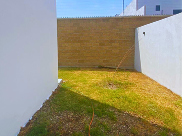 CASA EN VENTA RECAMARA EN PLANTA BAJA TRES RECAMARAS TRES BAÑOS. NUEVA. MAYORAZGO