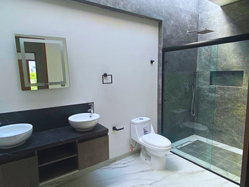 CASA EN VENTA RECAMARA EN PLANTA BAJA TRES RECAMARAS TRES BAÑOS. NUEVA. MAYORAZGO