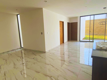 CASA EN VENTA RECAMARA EN PLANTA BAJA TRES RECAMARAS TRES BAÑOS. NUEVA. MAYORAZGO