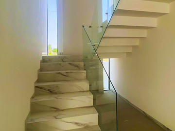 CASA EN VENTA RECAMARA EN PLANTA BAJA TRES RECAMARAS TRES BAÑOS. NUEVA. MAYORAZGO