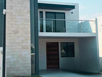 CASA EN VENTA RECAMARA EN PLANTA BAJA TRES RECAMARAS TRES BAÑOS. NUEVA. MAYORAZGO