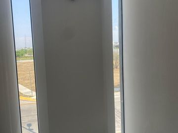 CASA EN VENTA RECAMARA EN PLANTA BAJA TRES RECAMARAS TRES BAÑOS. NUEVA. MAYORAZGO