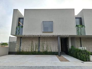 CUMBRES DEL LAGO, CASA DE AUTOR CON 3 RECAMARAS CADA UNA CON BAÑO Y UNA EN PLANTA BAJA