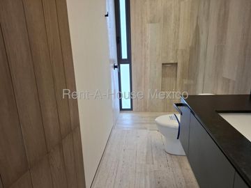 CUMBRES DEL LAGO, CASA DE AUTOR CON 3 RECAMARAS CADA UNA CON BAÑO Y UNA EN PLANTA BAJA