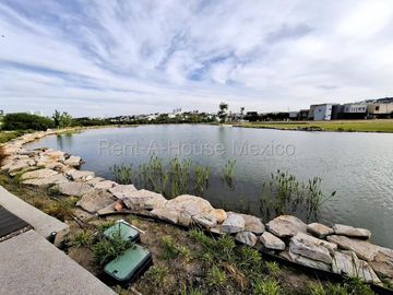 CUMBRES DEL LAGO, CASA DE AUTOR CON 3 RECAMARAS CADA UNA CON BAÑO Y UNA EN PLANTA BAJA