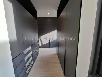 CUMBRES DEL LAGO, CASA DE AUTOR CON 3 RECAMARAS CADA UNA CON BAÑO Y UNA EN PLANTA BAJA