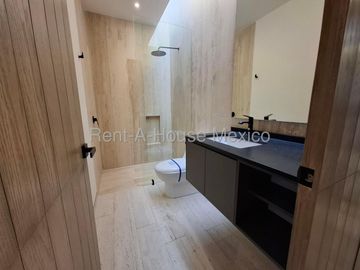 CUMBRES DEL LAGO, CASA DE AUTOR CON 3 RECAMARAS CADA UNA CON BAÑO Y UNA EN PLANTA BAJA