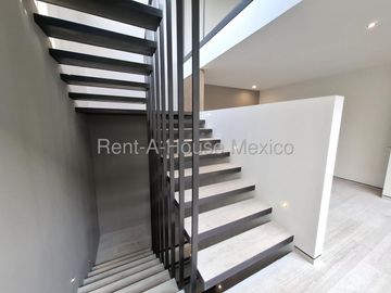 CUMBRES DEL LAGO, CASA DE AUTOR CON 3 RECAMARAS CADA UNA CON BAÑO Y UNA EN PLANTA BAJA