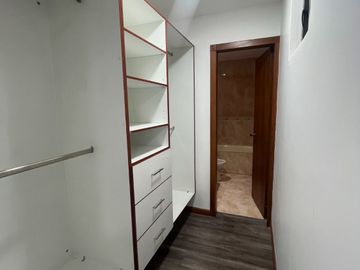 SUITE DE VENTA, Sector Av. Primero de Mayo D359