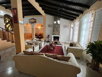 Casa independiente en Sangolquí estilo hacienda 4 habitaciones