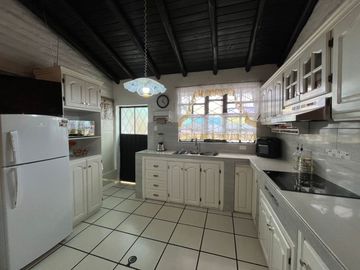 Casa independiente en Sangolquí estilo hacienda 4 habitaciones
