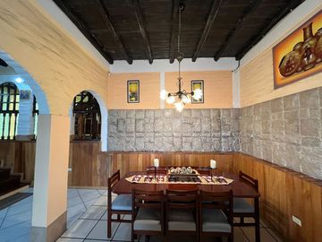 Casa independiente en Sangolquí estilo hacienda 4 habitaciones