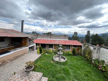 Casa independiente en Sangolquí estilo hacienda 4 habitaciones