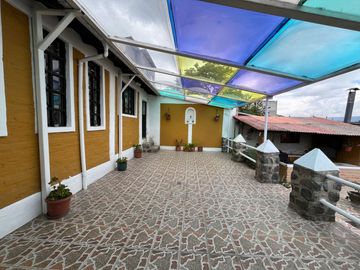 Casa independiente en Sangolquí estilo hacienda 4 habitaciones