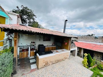 Casa independiente en Sangolquí estilo hacienda 4 habitaciones