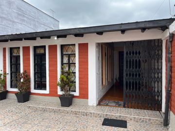 Casa independiente en Sangolquí estilo hacienda 4 habitaciones
