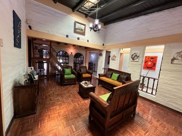 Casa independiente en Sangolquí estilo hacienda 4 habitaciones