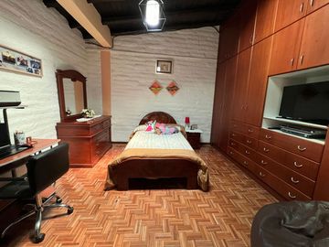 Casa independiente en Sangolquí estilo hacienda 4 habitaciones
