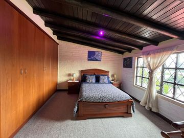 Casa independiente en Sangolquí estilo hacienda 4 habitaciones