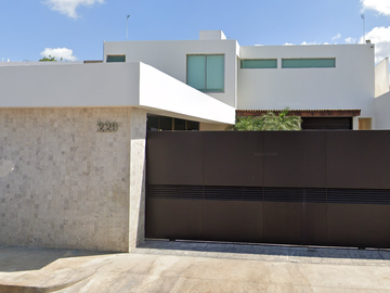 Venta de Casa con alberca cerca del Aeropuerto Internacional de Mérida