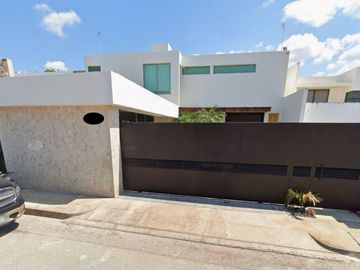 Venta de Casa con alberca cerca del Aeropuerto Internacional de Mérida