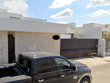 Venta de Casa con alberca cerca del Aeropuerto Internacional de Mérida