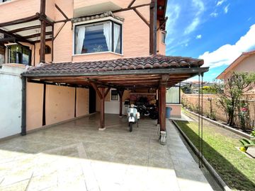 Casa independiente en Sangolquí con suite moderna en planta baja
