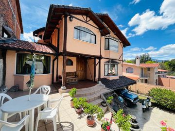 Casa independiente en Sangolquí con suite moderna en planta baja