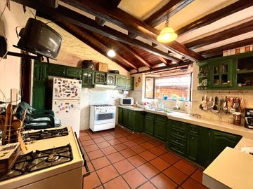 Casa independiente en Sangolquí con suite moderna en planta baja