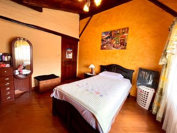 Casa independiente en Sangolquí con suite moderna en planta baja