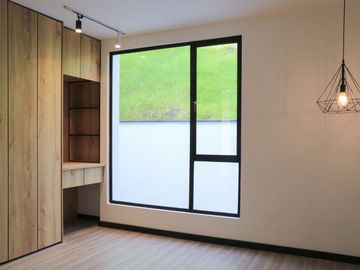 CASA DE 3 HABITACIONES, EN VENTA, CERCA DEL COLEGIO EUGENIO ESPEJO, A 3 CUADRAS DE LA AV., CERCA DE CENTROS COMERCIALES, PARQUES Y DEMAS