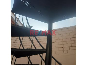 Casa En Av Separadora Industrial De 2 Pisos