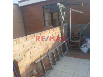 Casa En Av Separadora Industrial De 2 Pisos