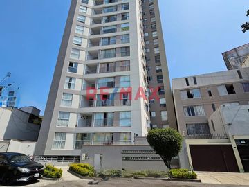 Departamento Con Vista Exterior Con Cochera Y Deposito En Pueblo Libre