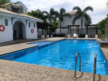 VENTA DE CASA EN URB. VILLAS DEL BOSQUE, VÍA A LA COSTA.