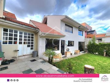 Vendo en Cuenca  Terreno de 845m2* sector Remigio Crespo (Son 2 casas juntas)