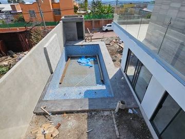 CASA CON ALBERCA EN FRACC. ALTOS DE OAXTEPEC