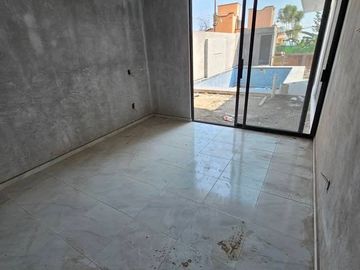 CASA CON ALBERCA EN FRACC. ALTOS DE OAXTEPEC