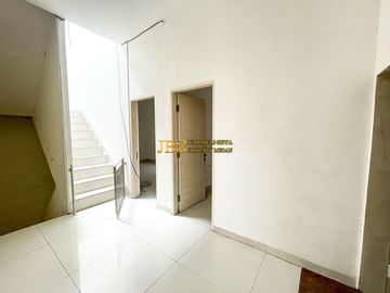 Dijual Villa Komplek Cemara Kuta Jl. Seminyak (Belakang ada kanal)