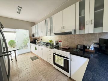 Vendo espaciosa casa en condominio en Surco