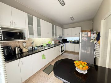 Vendo espaciosa casa en condominio en Surco