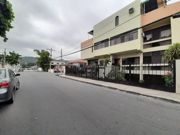 SE VENDE 3 PROPIEDAD EN 1 (DOS CASA COMERCIALES Y 1 LOCAL) EN URDESA