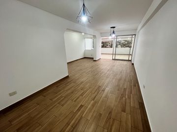 Venta Dpto 1er piso, con terraza y vista a la laguna, urb Las Lagunas, La Molina