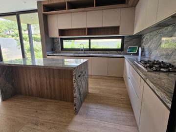 Venta casa Altozano con acabados premium
