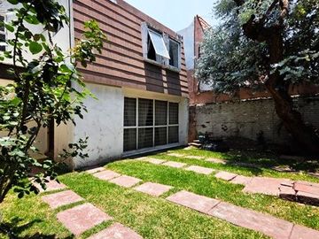 Oportunidad! Casa iluminada c/jardín, ubicación privilegiada cerca del parque