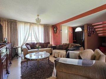 Oportunidad! Casa iluminada c/jardín, ubicación privilegiada cerca del parque