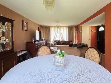 Oportunidad! Casa iluminada c/jardín, ubicación privilegiada cerca del parque